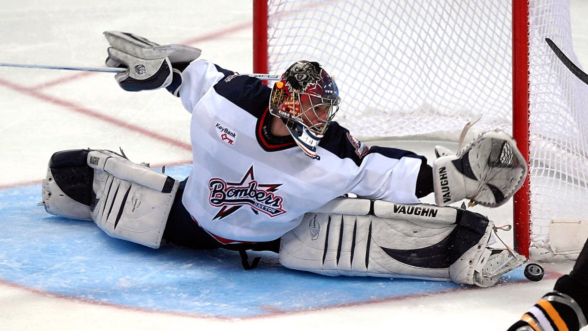 开云平台-上海队狂扫广东队，浓眉关键爆发引领碾压式胜利