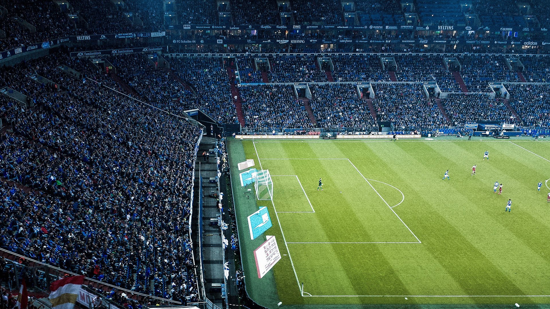 那不勒斯压哨奇迹与姆巴佩的赛道接管，当绿茵场的凌晨映照赛道黄昏